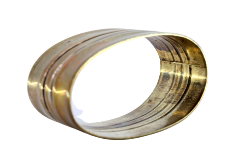 Argola de guardanapo em prata de forma oval e frisos no centro.